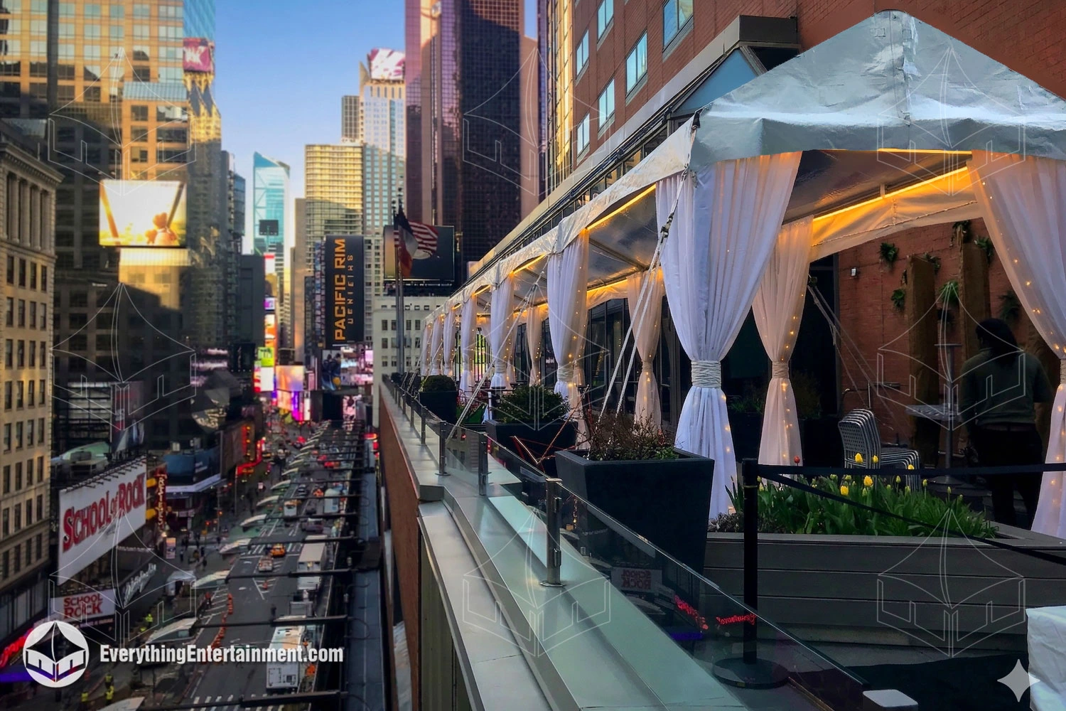 manhattan-hotel-rooftop-terrace-tent-setup Long 10x90 white frame tent installed on a Manhattan hotel rooftop terrace overlooking the NYC skyli
